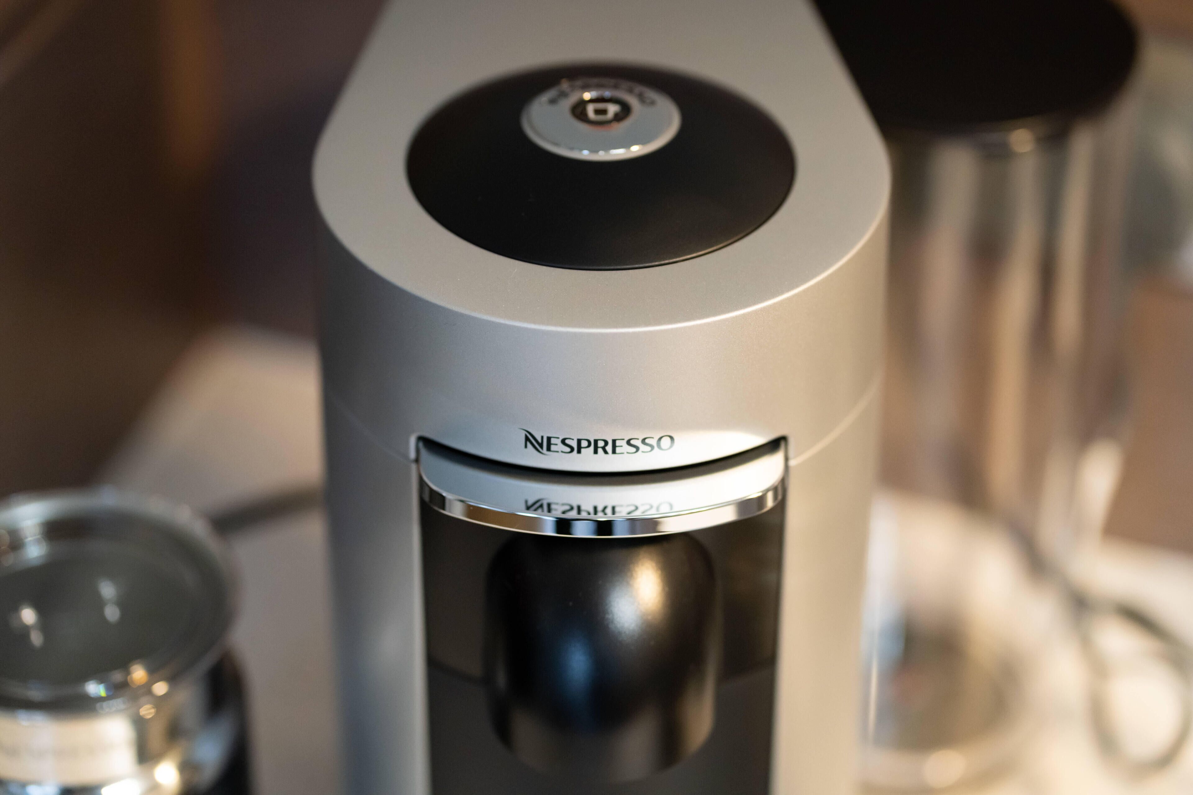 Eine Nahaufnahme einer Nespresso-Kaffeemaschine.