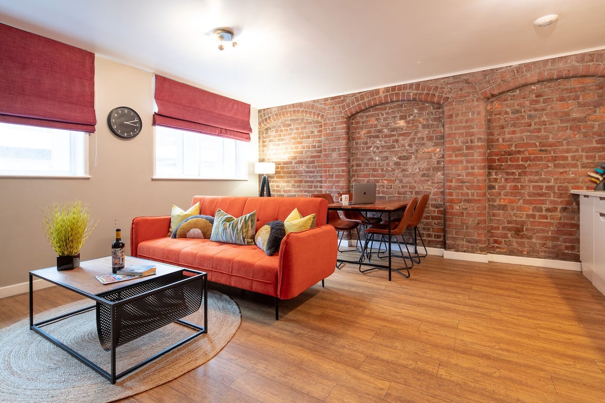 "Three Arches" Apartment | Living area | TV
