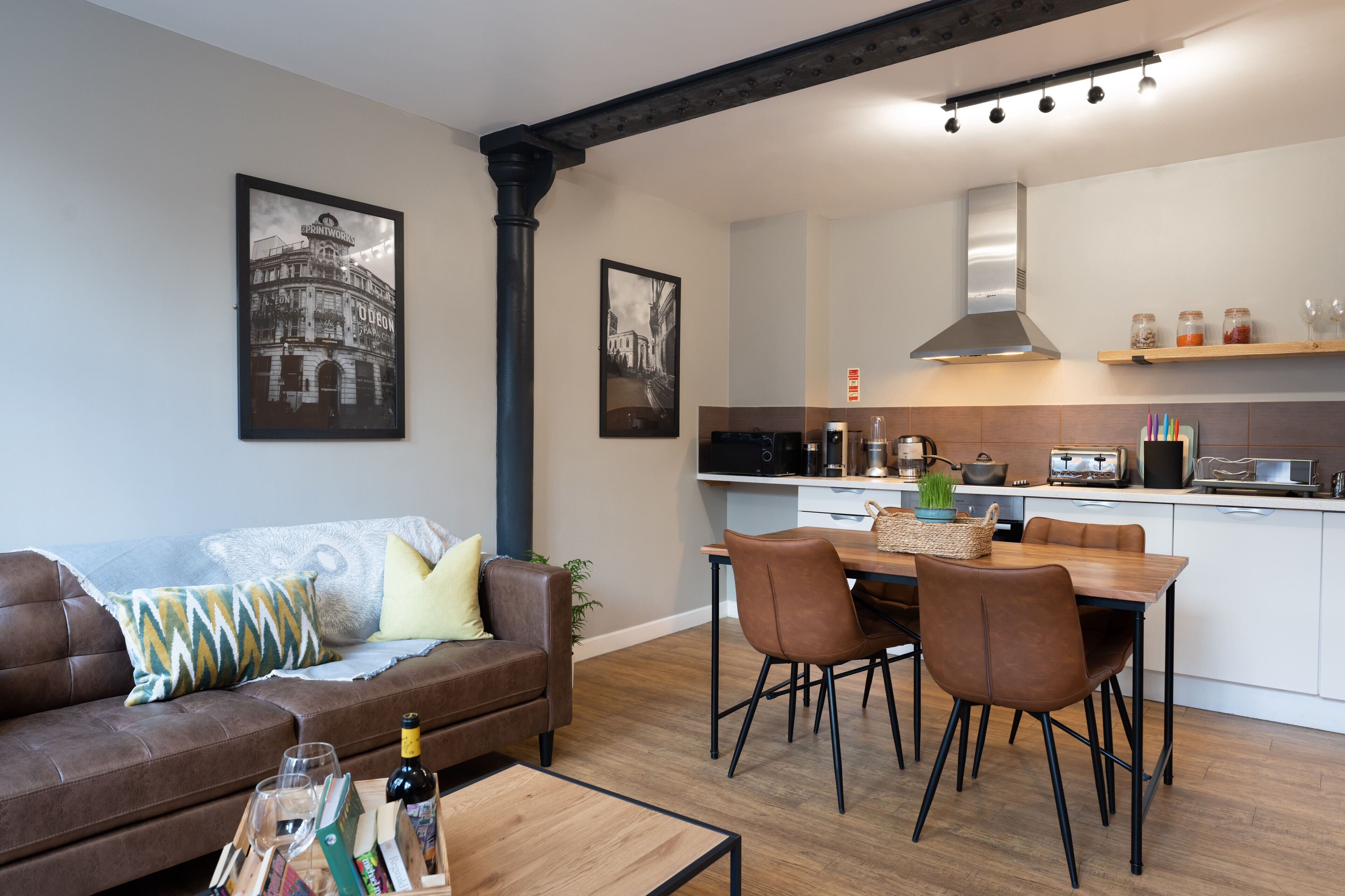 Charming & Comfy Apartment | Living area | TV