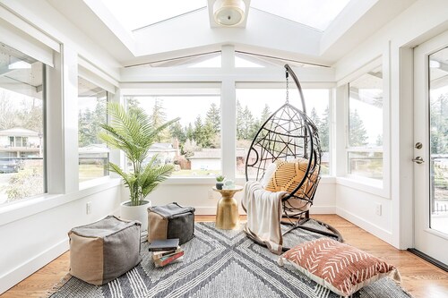 Zen 7-BR Paradise w/ Lake Views and Grape Garden