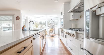 Zen 7-BR Paradise w/ Lake Views and Grape Garden