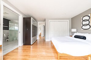 7 Schlafzimmer, Schreibtisch, Bügeleisen/Bügelbrett, Reisekinderbett