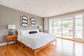 7 bedrooms, desk, iron/ironing board, travel cot - Zen 7-BR Paradise w/ Lake Views and Grape Garden (Bellevue)