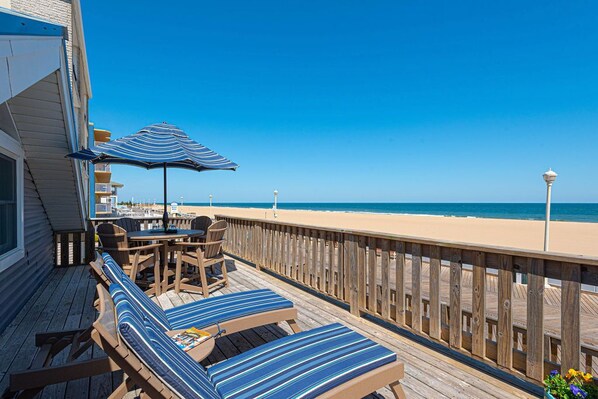 屋外ダイニングエリア