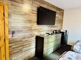 Quarto casal básico, 2 camas Queen | Wi-Fi de cortesia, roupa de cama