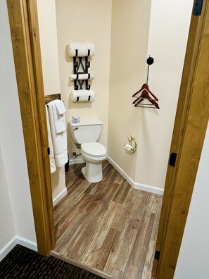 Basic Single Room, 1 King Bed | Bathroom | Shower, rainfall showerhead, hair dryer, towels - Grizzly Lodge Motel (Rathdrum)