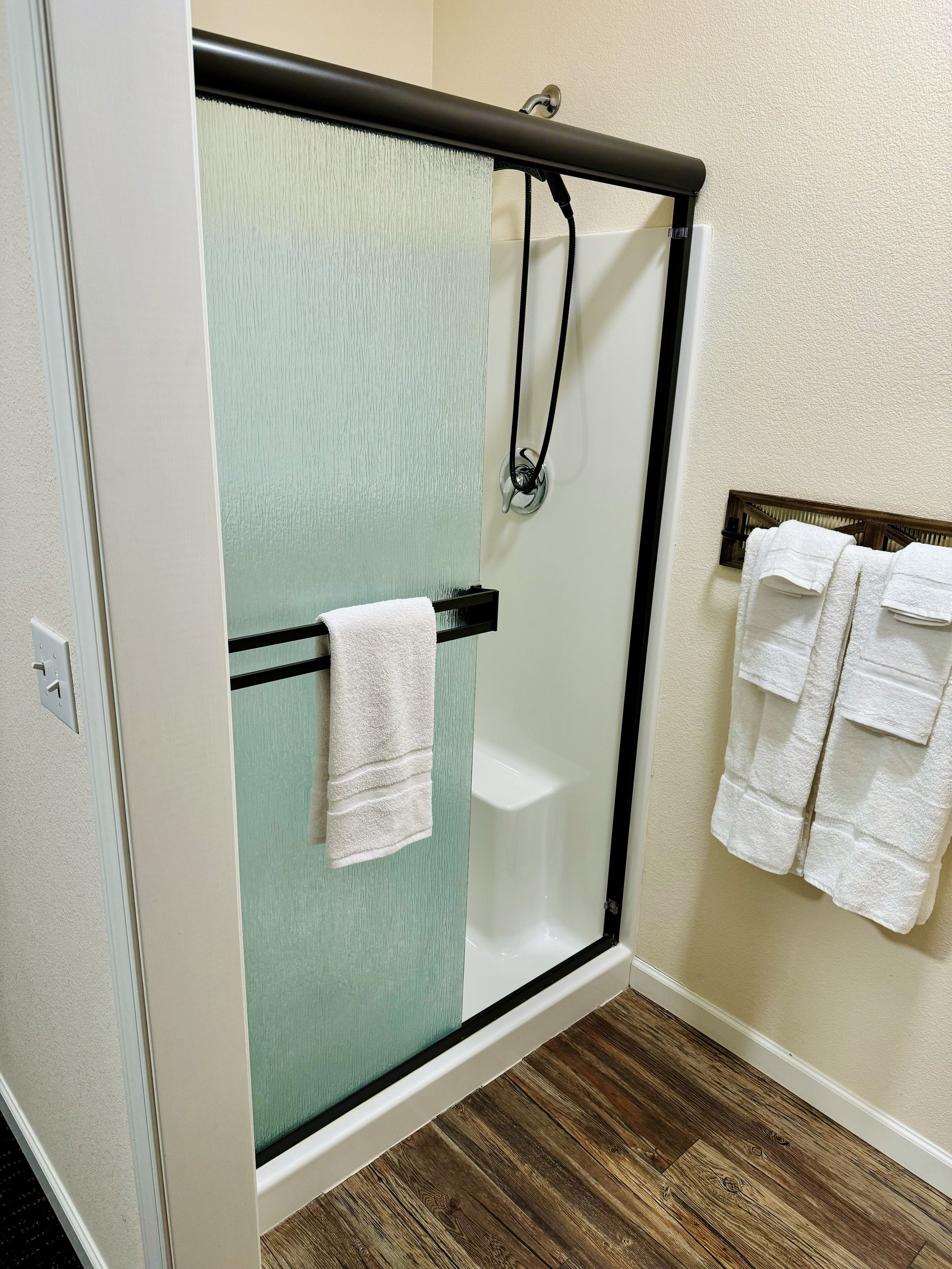 Basic Single Room, 1 Queen Bed | Bathroom