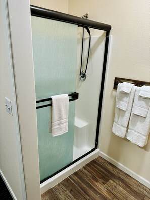 Basic Single Room, 1 Queen Bed | Bathroom | Shower, rainfall showerhead, hair dryer, towels - Grizzly Lodge Motel (Rathdrum)