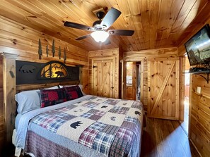 View toward the en suite bath - Loaded with fun! Hot Tub, Huge Porch, Pool table, Arcade, Starlink, & Outdoor TV (Sevierville)