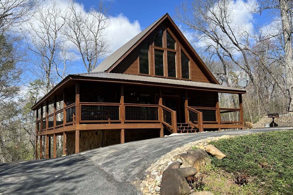 Loaded with fun 😃 Hot Tub, Huge Porch, Pool table, Arcade, Wifi, Fireplace 🔥