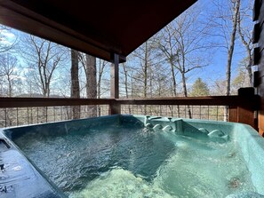 Outdoor spa tub - Loaded with fun! Hot Tub, Huge Porch, Pool table, Arcade, Starlink, & Outdoor TV (Sevierville)