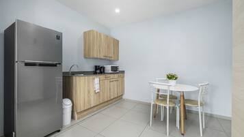 Refrigerador, microondas, parrilla de estufa y cafetera y tetera