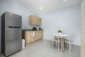 Refrigerador, microondas, parrilla de estufa y cafetera y tetera 