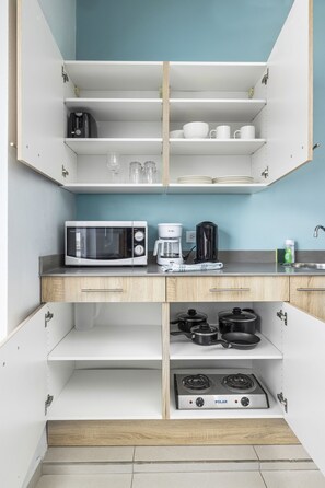 Refrigerador, microondas, parrilla de estufa y cafetera y tetera 