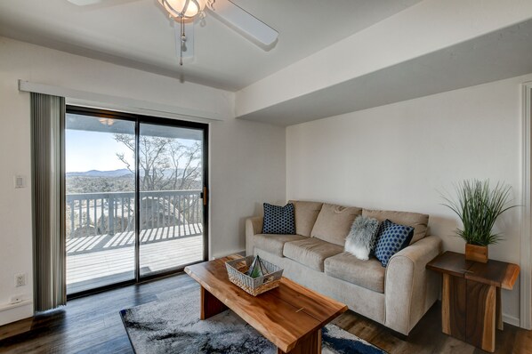 Living area - Cosy mountain top guest casita - 10 minutes from downtown Prescott (Prescott)