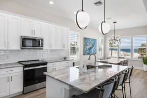 Fridge, microwave, oven, stovetop - PRIME wks still avail. 2/28-3/7 &4/4-4/11 FULL gulf view 220steps to the ocean.  (Fort Myers Beach)