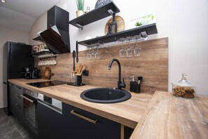 Een koelkast, een magnetron, een oven, een vaatwasser