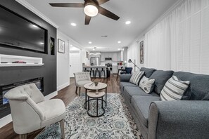 Smart TV - COZY HOME/PET FRIENDLY/GATED (Houston)