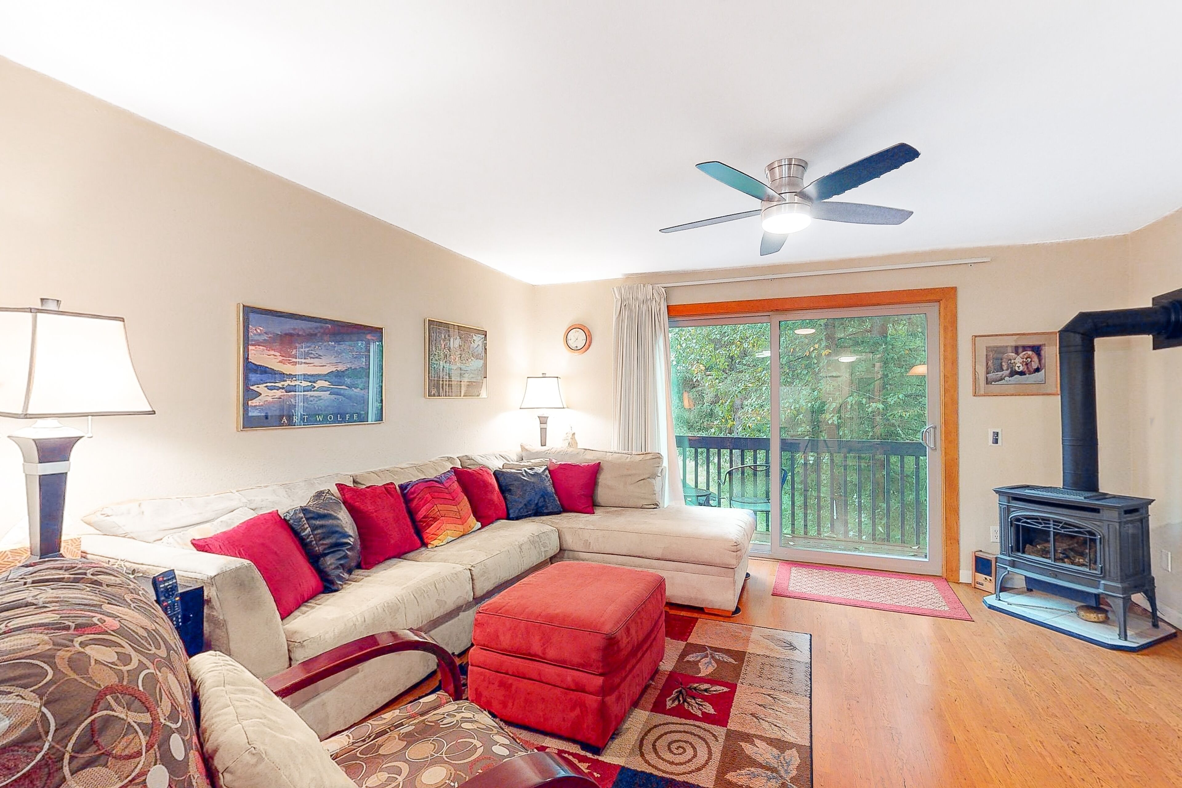 Mountainside condo with grill, gas fireplace, W/D, & board games - walk to lifts