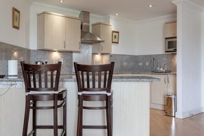 Ovn, kokeplater, oppvaskmaskin og brødrister