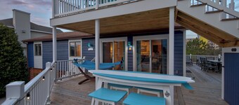 Steps to Fenwick Island Beach, ocean&Bay views, hot tub. Pet & family friendly!