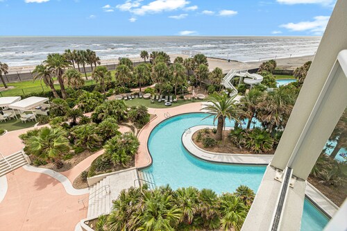 Top-floor Gulf & ocean-view condo with two pools, lazy river, hot tubs, & gym