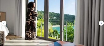 The view is superb! Just steps away from the pool... and the sea. 