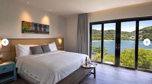 The view is superb! Just steps away from the pool... and the sea. 