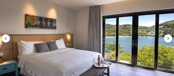 The view is superb! Just steps away from the pool... and the sea. 