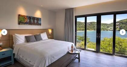 The view is superb! Just steps away from the pool... and the sea.