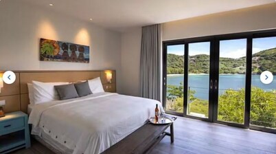 The view is superb! Just steps away from the pool... and the sea. 