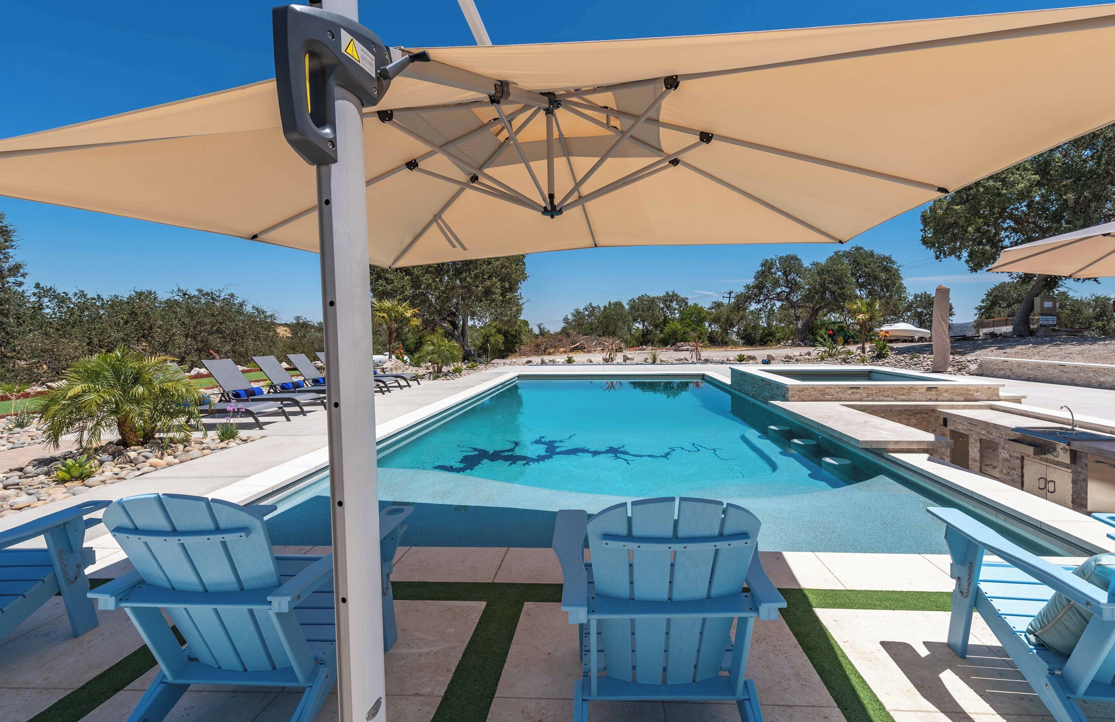 Luxe Estate @ Lake Naci w/pool, 2 hot tubs & game room.