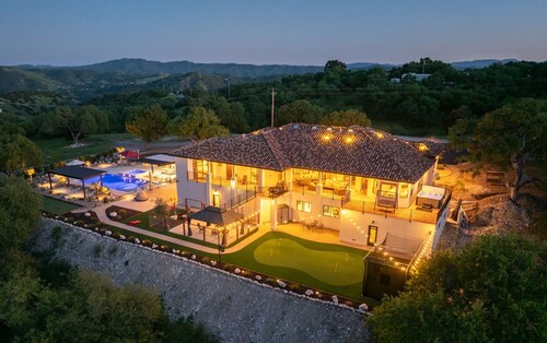 Luxe Estate @ Lake Naci w/pool, 2 hot tubs & game room.