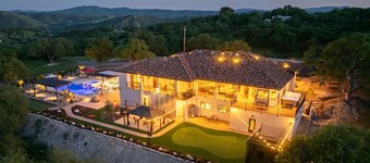 Luxe Estate @ Lake Naci w/pool, 2 hot tubs & game room.