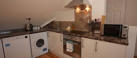 Kühlschrank, Mikrowelle, Ofen, Herdplatte