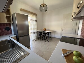 Kühlschrank, Ofen, Wasserkocher mit Kaffee-/Teezubehör, Wasserkocher