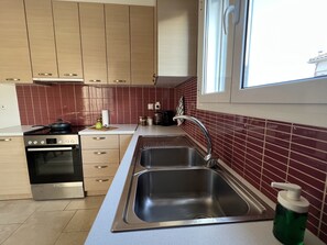 Kühlschrank, Ofen, Wasserkocher mit Kaffee-/Teezubehör, Wasserkocher