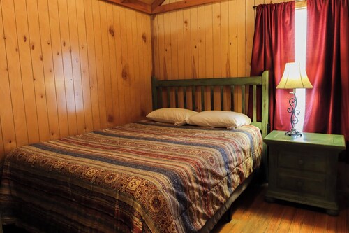 Lake Texoma Cedar Cabin - The Birds Nest