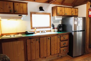 Refrigerador, microondas y cafetera y tetera 