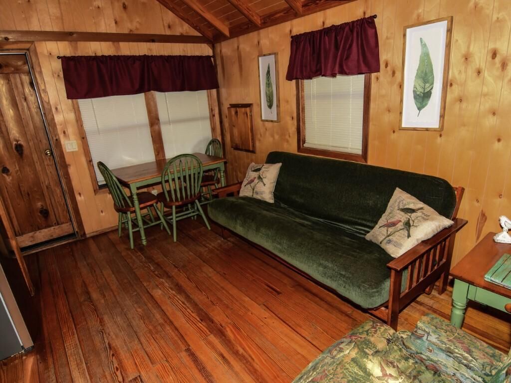 Lake Texoma Cedar Cabin - The Birds Nest