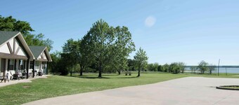 Lake Texoma Six-Plex Room - 2 Queens