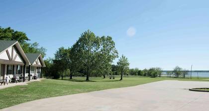 Lake Texoma Six-Plex Room - 2 Queens