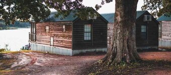 Lake Texoma Cedar Cabin - Striper King