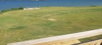 Lake Texoma Lakefront Cabin - The Willows