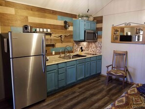 Jääkaappi, mikroaaltouuni, kahvin-/teenkeitin