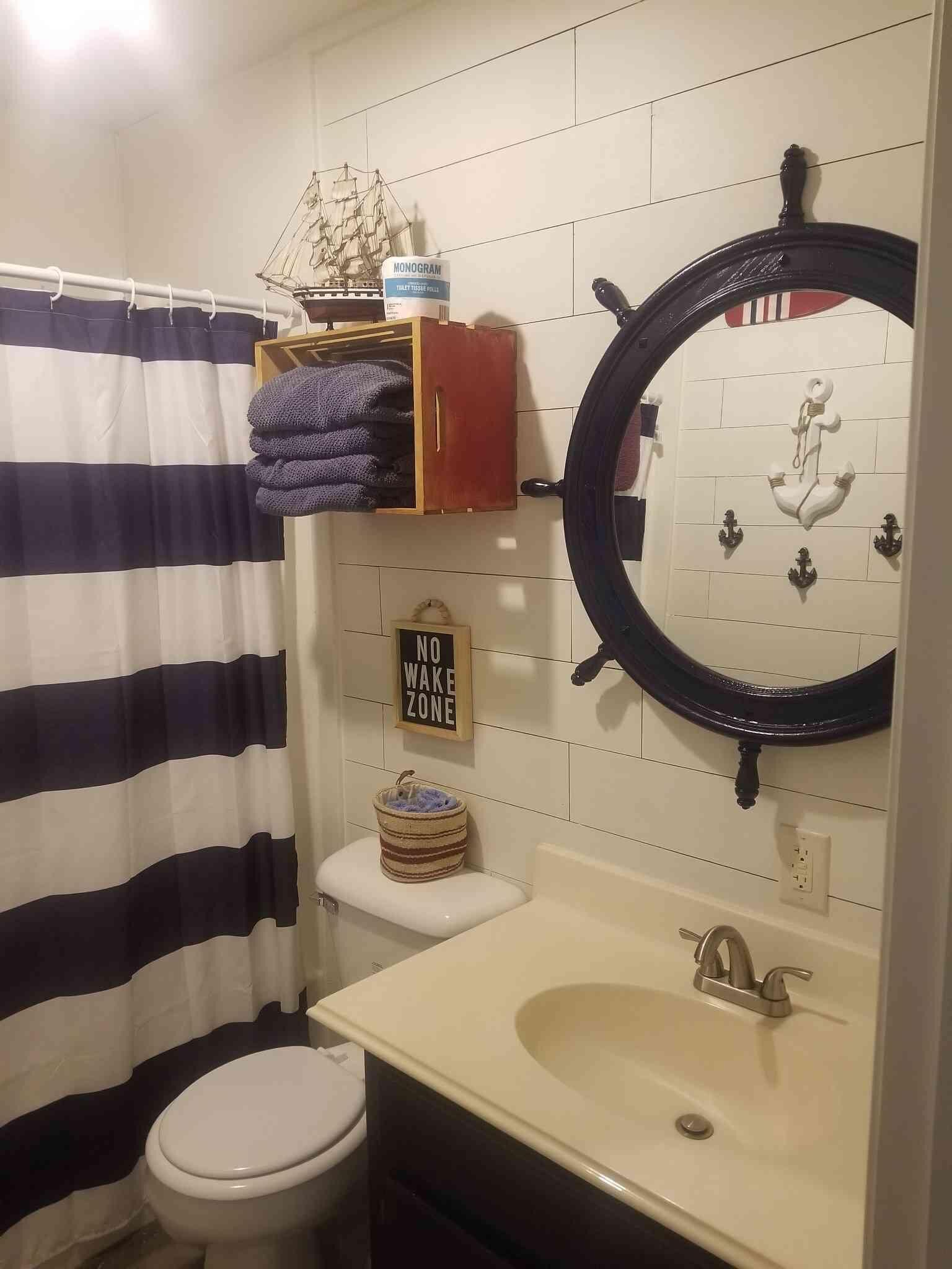 Een douche, handdoeken