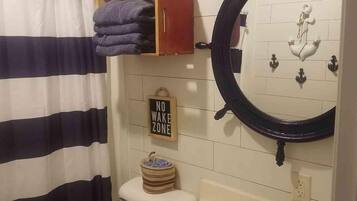 Een douche, handdoeken