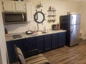 Jääkaappi, mikroaaltouuni, kahvin-/teenkeitin