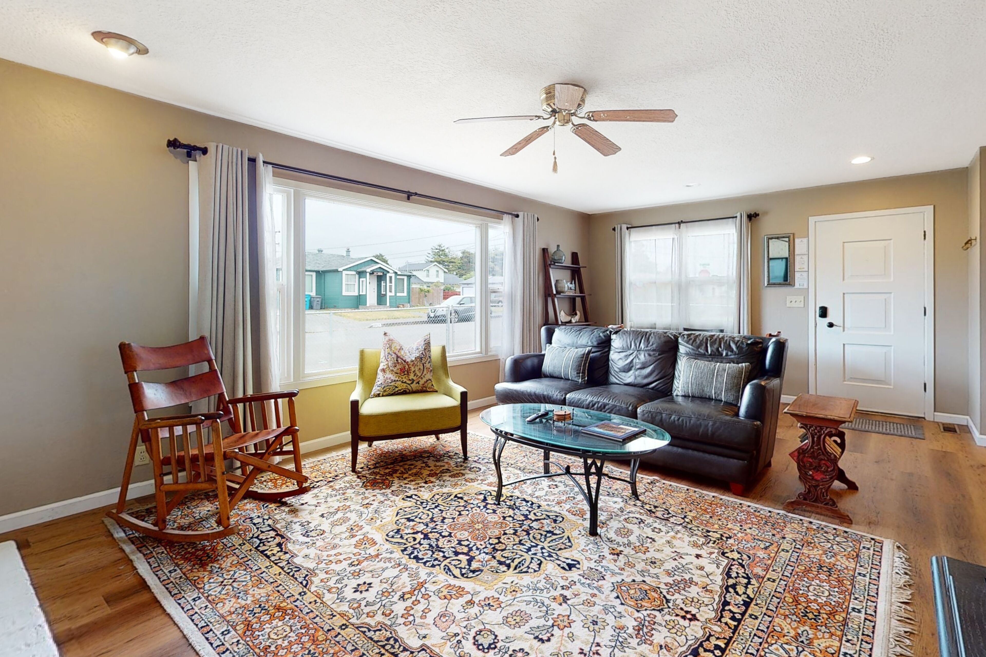 Stunning dog-friendly home with patio, gas grill, board games, & enclosed yard