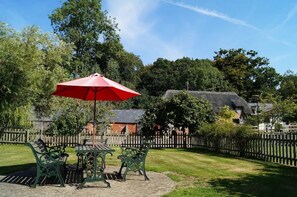 Outdoor dining - Charming Barn Conversion, New Forest National Park (South Gorley)